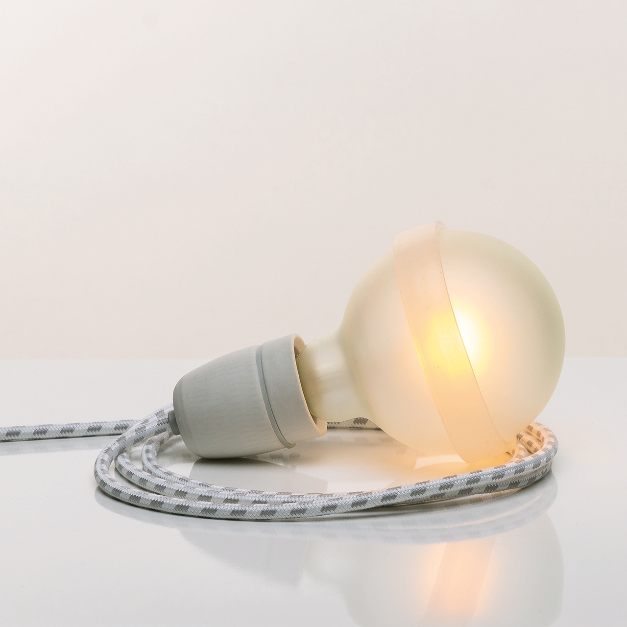 LayingLamp – ironing lead